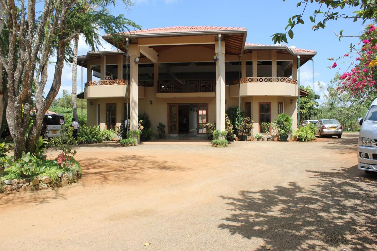 Hibiscus Garden Hotel Tissamaharama Exteriör bild