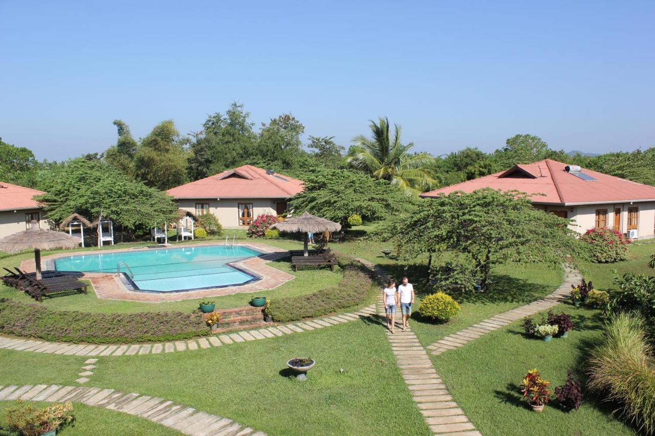 Hibiscus Garden Hotel Tissamaharama Exteriör bild